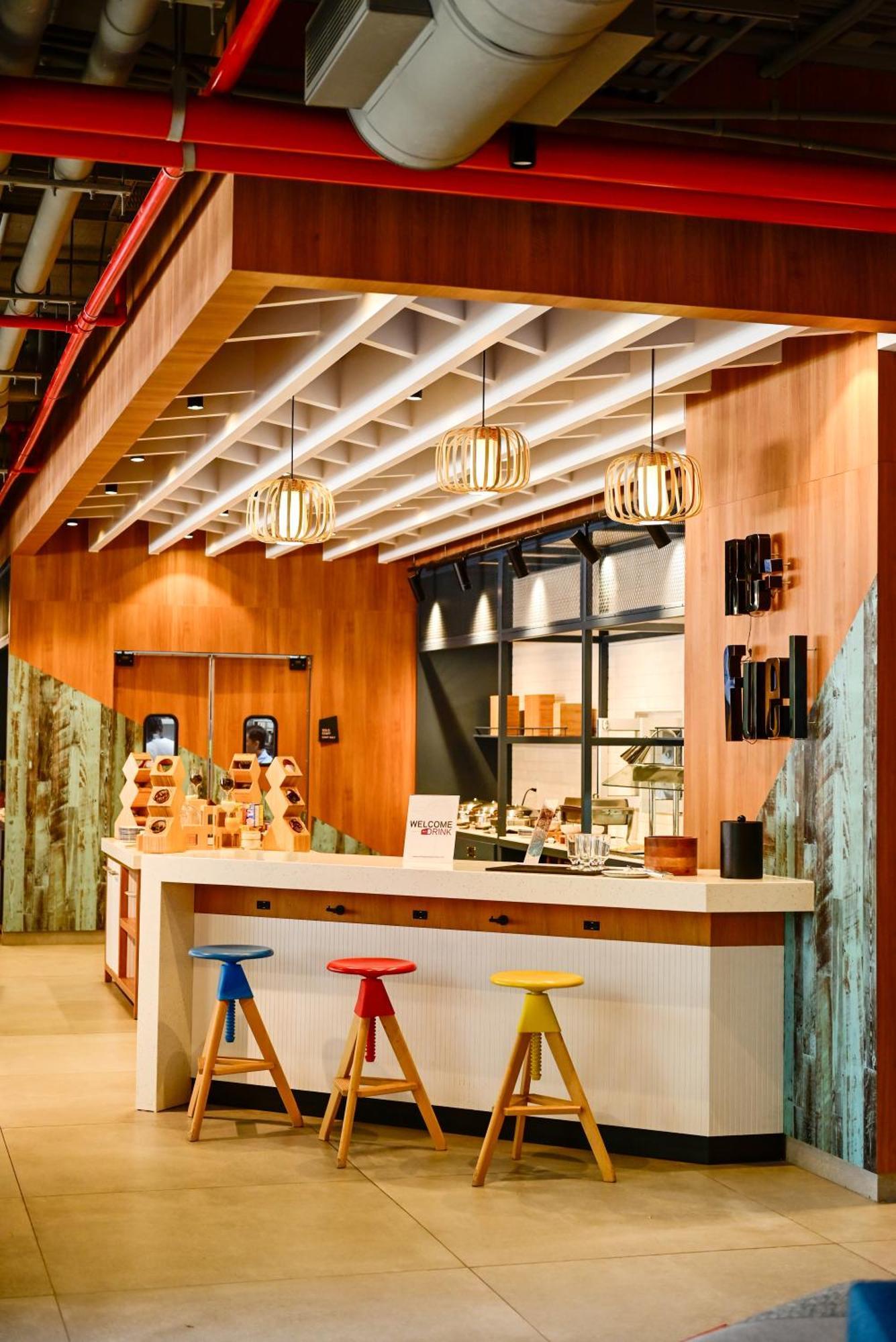 Aloft Playa Del Carmen Hotel ภายนอก รูปภาพ The interior of a typical Starbucks Reserve store