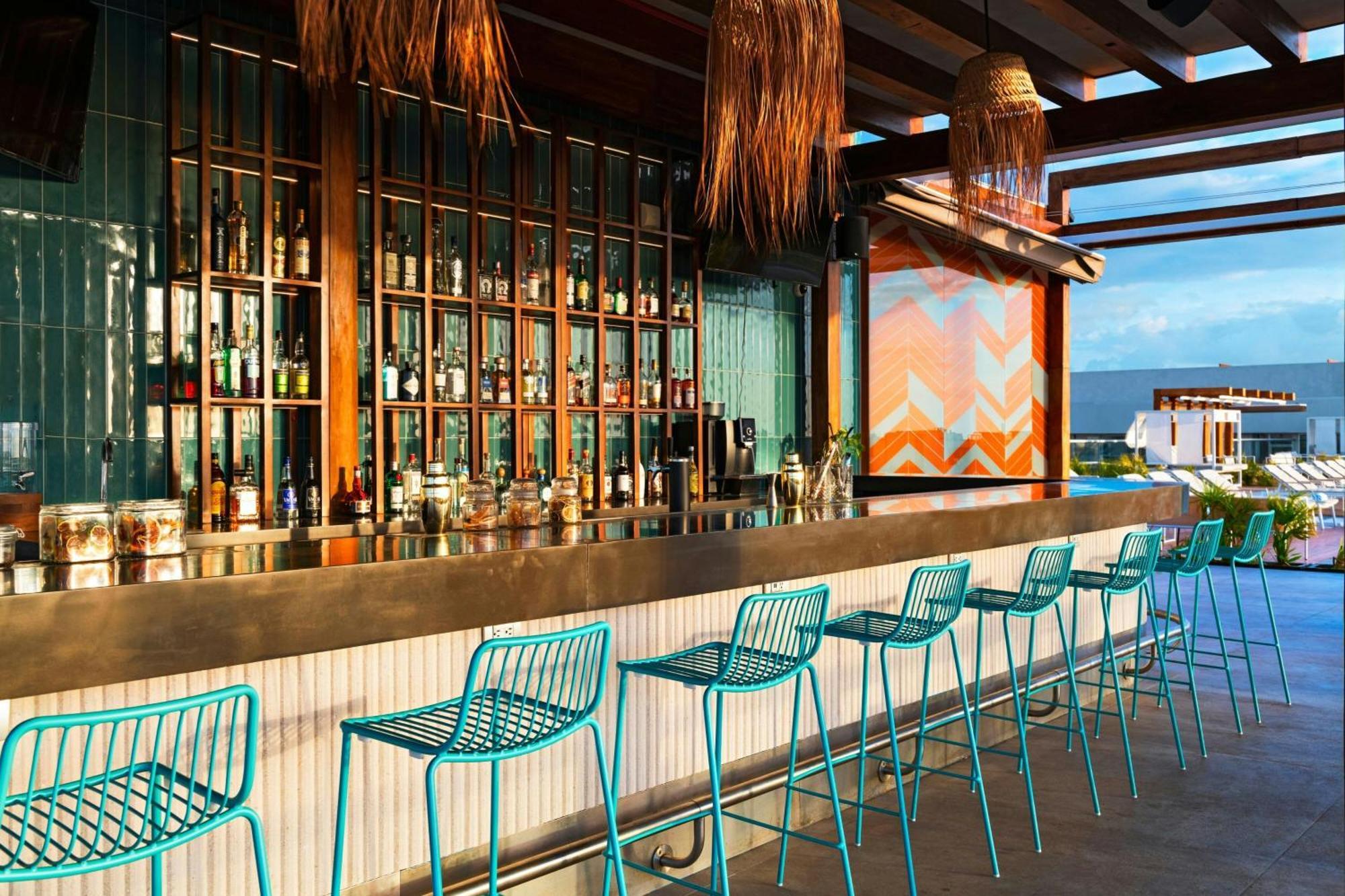 Aloft Playa Del Carmen Hotel ภายนอก รูปภาพ The bar at the rooftop pool