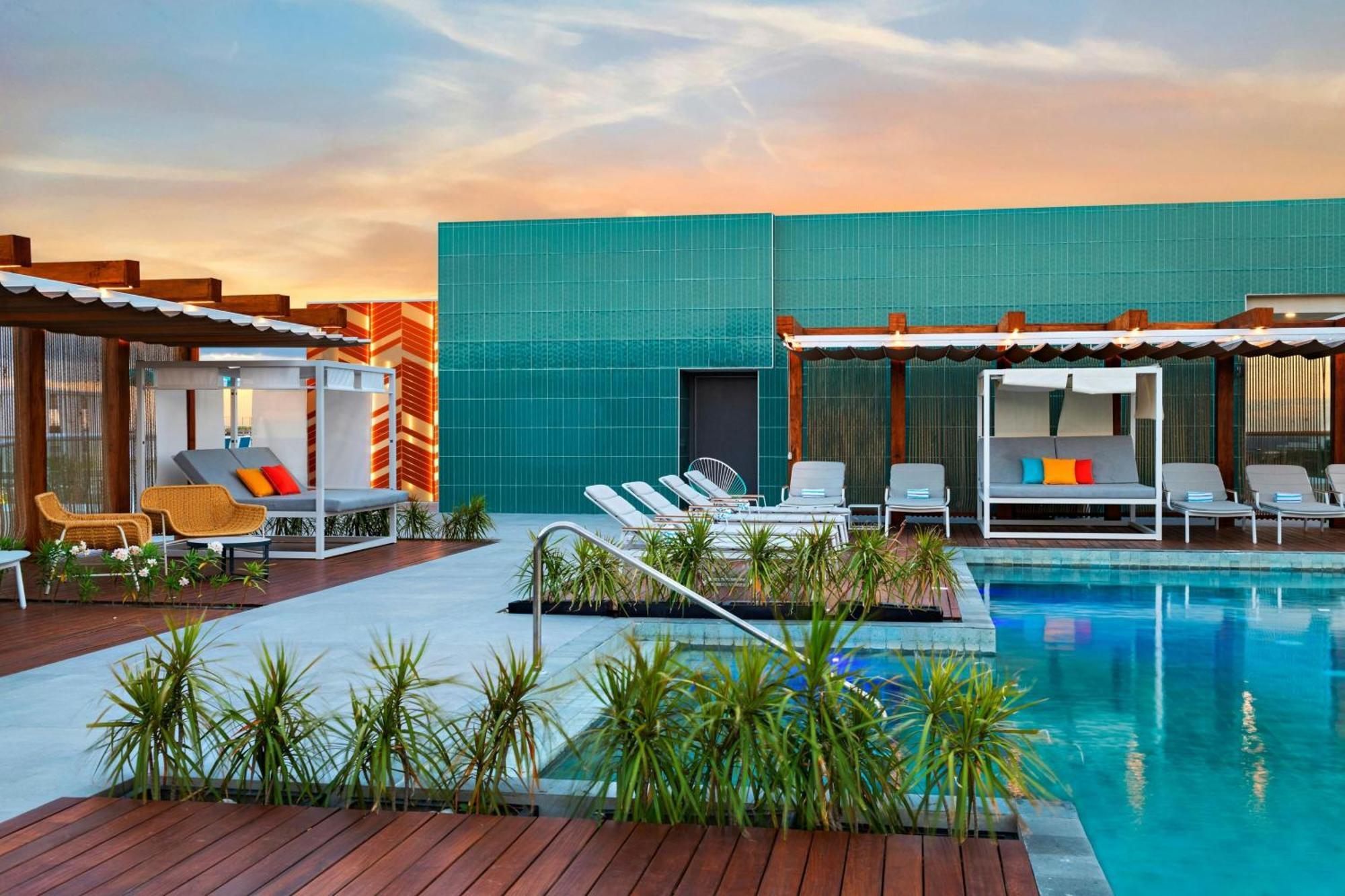 Aloft Playa Del Carmen Hotel ภายนอก รูปภาพ The rooftop pool at the hotel